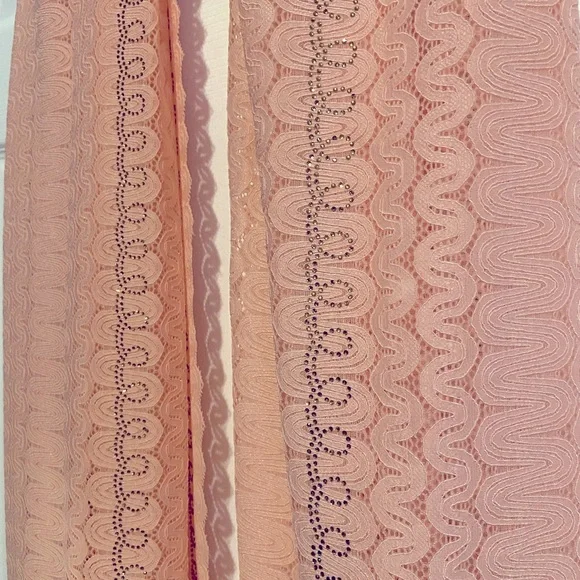 Pink lace scarf with diamond decals - Picture 4 of 5